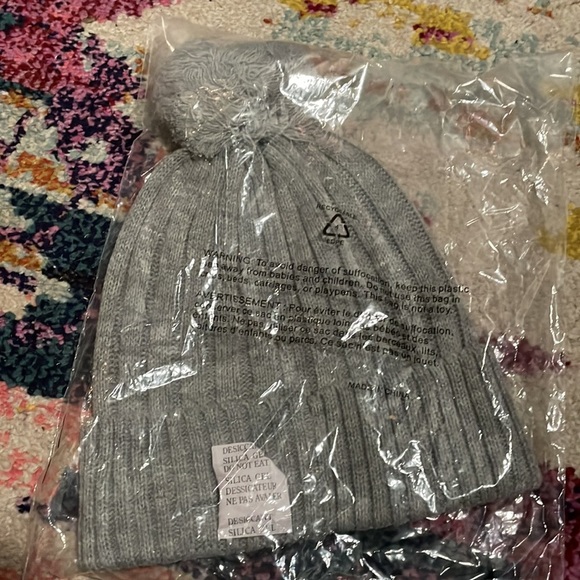 NWT Michael Kors Gray Pom Beanie - Picture 4 of 6
